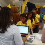 Equipe das Unidades de Fortaleza e Instituto Sorridents atendendo ao público da Conferência