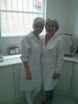 sorridentes assistentes