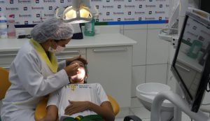 paciente operação na van movel da sorridents