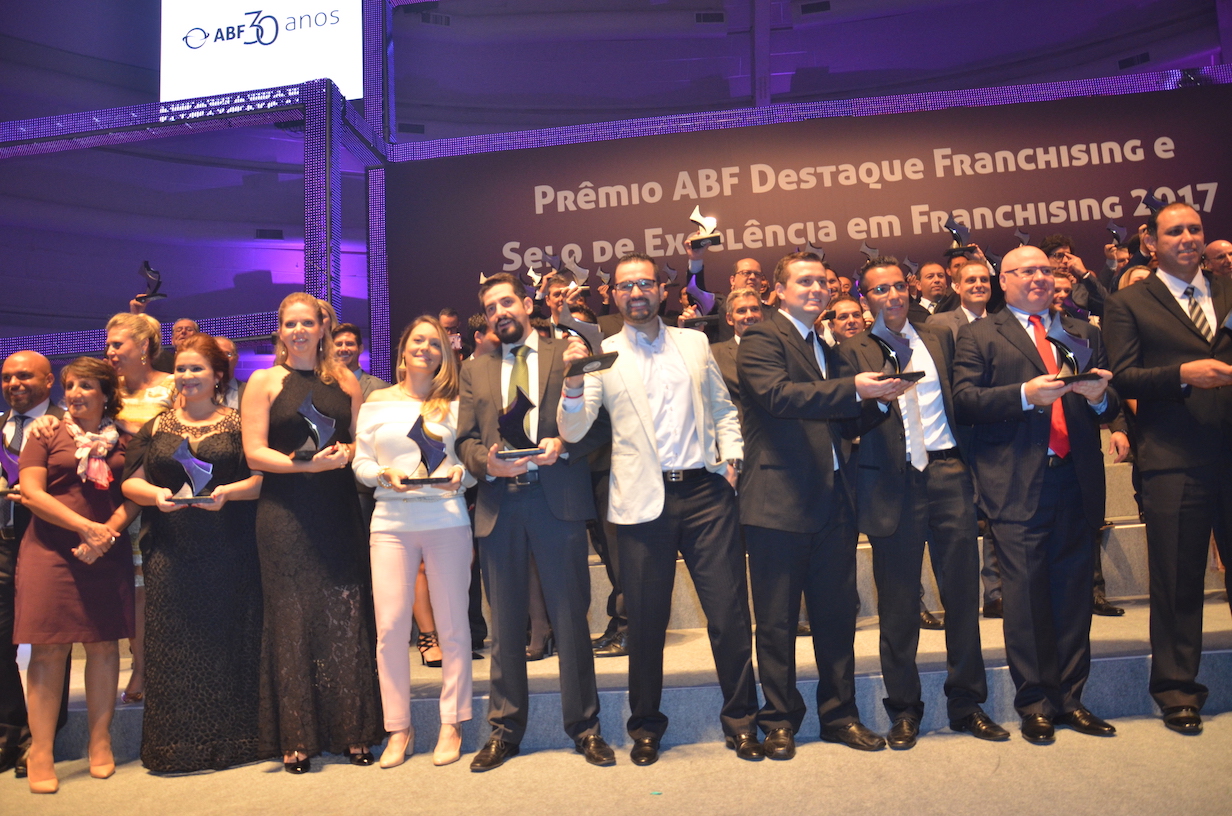 Palco com os premiados da noite